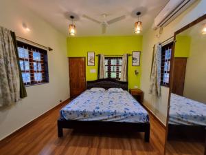 Ένα ή περισσότερα κρεβάτια σε δωμάτιο στο Shiva Home Stays