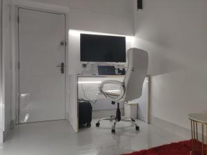 グルガオンにあるLeModCasa - Smart, modern, Luxury Whitehouseの机、コンピューター、椅子のあるオフィス +2枚の写真