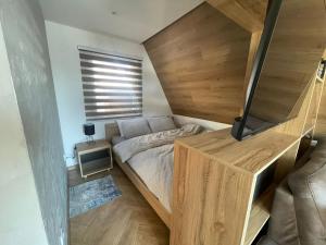 パレにあるBungalov Auroraのベッドとテレビのある小さな寝室 +4枚の写真