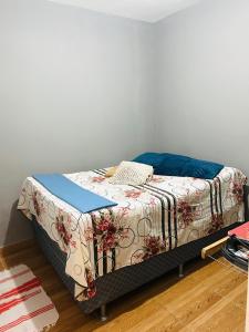 un lit avec une couverture et un livre dessus dans l'établissement Cantinho Oliveiras, à Cabo Frio