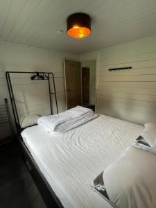 Rúm í herbergi á Chalet Le Daim La Boverie