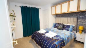 a bedroom with a bed with towels on it at Ground Floor 2Bedroom Apt in Central Slough By Easy 2 Manage in Slough