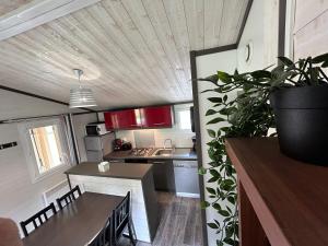 Kuchyň nebo kuchyňský kout v ubytování Camping Le Miroir