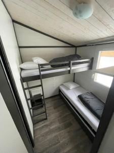 Postel nebo postele na pokoji v ubytování Camping Le Miroir