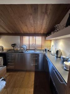 Η κουζίνα ή μικρή κουζίνα στο Cosy Penthouse Central Village