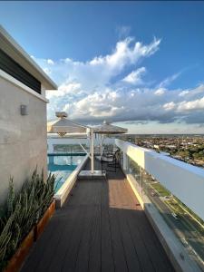 balcone di una casa con vista sulla città di Condominio Norte a Santa Cruz de la Sierra