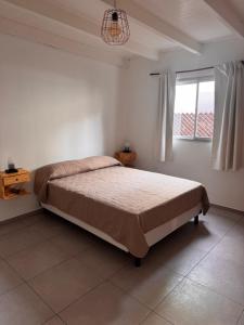 un dormitorio con una cama y una ventana en Dpto 4 pers, en Monte Hermoso