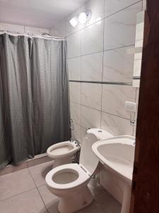 un baño con inodoro y lavabo en Dpto 4 pers, en Monte Hermoso