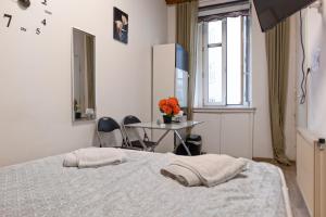 Postel nebo postele na pokoji v ubytování Convenient Shared Apartment - near Danube & Millenium Tower
