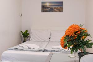 Postel nebo postele na pokoji v ubytování Convenient Shared Apartment - near Danube & Millenium Tower