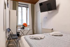 TV a/nebo společenská místnost v ubytování Convenient Shared Apartment - near Danube & Millenium Tower