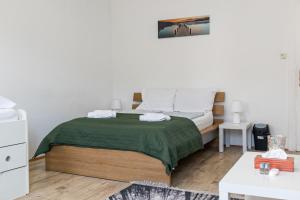 Postel nebo postele na pokoji v ubytování Convenient Shared Apartment - near Danube & Millenium Tower