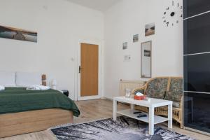 Postel nebo postele na pokoji v ubytování Convenient Shared Apartment - near Danube & Millenium Tower