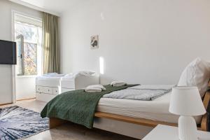 Postel nebo postele na pokoji v ubytování Convenient Shared Apartment - near Danube & Millenium Tower