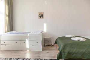 Postel nebo postele na pokoji v ubytování Convenient Shared Apartment - near Danube & Millenium Tower