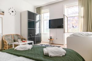 Postel nebo postele na pokoji v ubytování Convenient Shared Apartment - near Danube & Millenium Tower