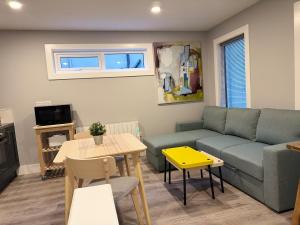 ゴールウェイにあるThe Art House 9 Galwayのソファとテーブルのあるリビングルーム