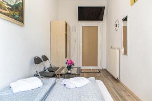 Postel nebo postele na pokoji v ubytování Convenient Shared Apartment - near Danube & Millenium Tower