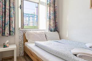 Postel nebo postele na pokoji v ubytování Convenient Shared Apartment - near Danube & Millenium Tower