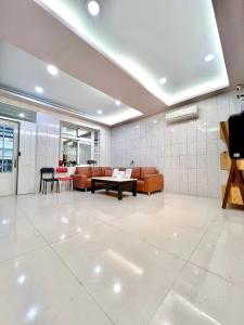 Uma televisão e/ou sistema de entretenimento em Zhuji Hostel