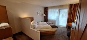 Postel nebo postele na pokoji v ubytování Hotel Restaurant Waldsägmühle