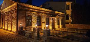 Un edificio de ladrillo con luces por la noche. en Mihman Konak Hotel, en Kars