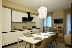 a kitchen and dining room with a table and chairs at Alloggio Ca'Giustiniani in Treviso +8 photos