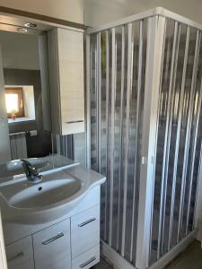 a bathroom with a sink and a shower at Il mucchietto in San Giovanni in Fiore