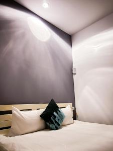 Uma cama ou camas num quarto em Zhuji Hostel