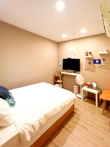 Uma cama ou camas num quarto em Zhuji Hostel