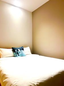 Uma cama ou camas num quarto em Zhuji Hostel