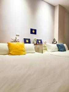 Uma cama ou camas num quarto em Zhuji Hostel
