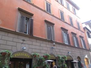 ローマにあるトレヴィ エレガンス スイートの窓と植物が横に並ぶ建物