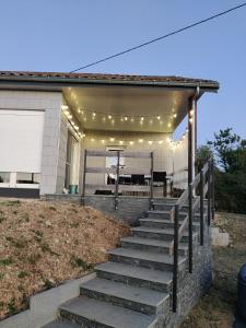 una casa con patio dotato di scale e luci di Maisonjoske a Beaulieu