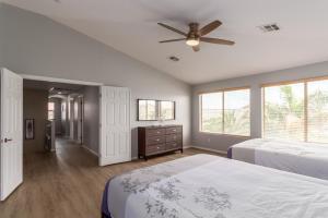 Ένα ή περισσότερα κρεβάτια σε δωμάτιο στο Sapphire Bliss Retreat Heated Pool BBQ By Relaxtay +36 φωτογραφίες