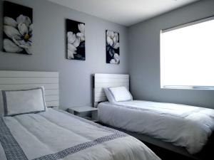 Un dormitorio con dos camas y una ventana. en 4 Season Spa Heated Dream Pool Jacuzzi Sauna, en Casa Grande 77 fotos más