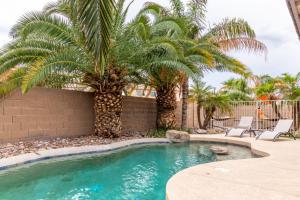 Πισίνα στο ή κοντά στο Sapphire Bliss Retreat Heated Pool BBQ By Relaxtay