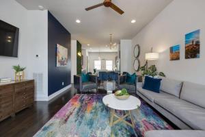 ein Wohnzimmer mit Sofa und Tisch in der Unterkunft LUXURY DOUBLE TOWNHOMES with TWO HUGE SKY ROOFTOPS in Nashville