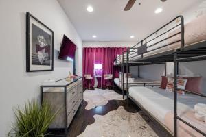 ein Schlafzimmer mit zwei Etagenbetten und einem Schreibtisch in der Unterkunft LUXURY DOUBLE TOWNHOMES with TWO HUGE SKY ROOFTOPS in Nashville
