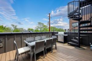 un patio con tavolo e sedie su un balcone di Two Townhomes - Hot Tubs and Rooftop Balconies a Nashville