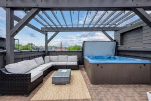 patio con divano e vasca idromassaggio di Two Townhomes - Hot Tubs and Rooftop Balconies a Nashville