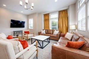 un soggiorno con un divano e un tavolo di Two Townhomes - Hot Tubs and Rooftop Balconies a Nashville
