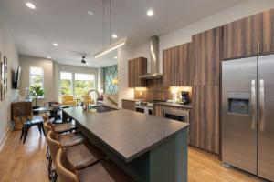 Η κουζίνα ή μικρή κουζίνα στο Tennessee Whiskey Townhome 4BD 4.5BTH