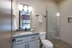 Ένα μπάνιο στο Tennessee Whiskey Townhome 4BD 4.5BTH +41 φωτογραφίες
