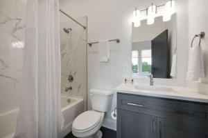 Ένα μπάνιο στο The Ryman 4 Bedroom Haven with Scenic Rooftop +43 φωτογραφίες