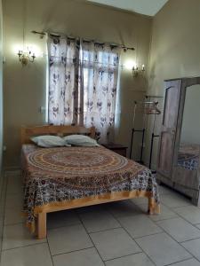 Ένα ή περισσότερα κρεβάτια σε δωμάτιο στο Maison spacieuse près de la plage, Trou-aux-Biches