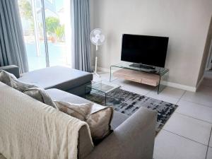 Μια τηλεόραση ή/και κέντρο ψυχαγωγίας στο Elegant & Modern Home near Cape Winelands