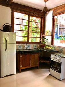 Dapur atau dapur kecil di Bangalô Maria Eliza, luxo próximo ao mar