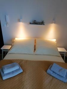 un lit avec deux oreillers dessus dans l'établissement Appartment Alicja, à Darłowo