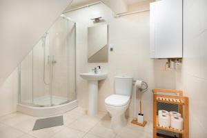 Phòng tắm tại 4 Apartamenty W Centrum